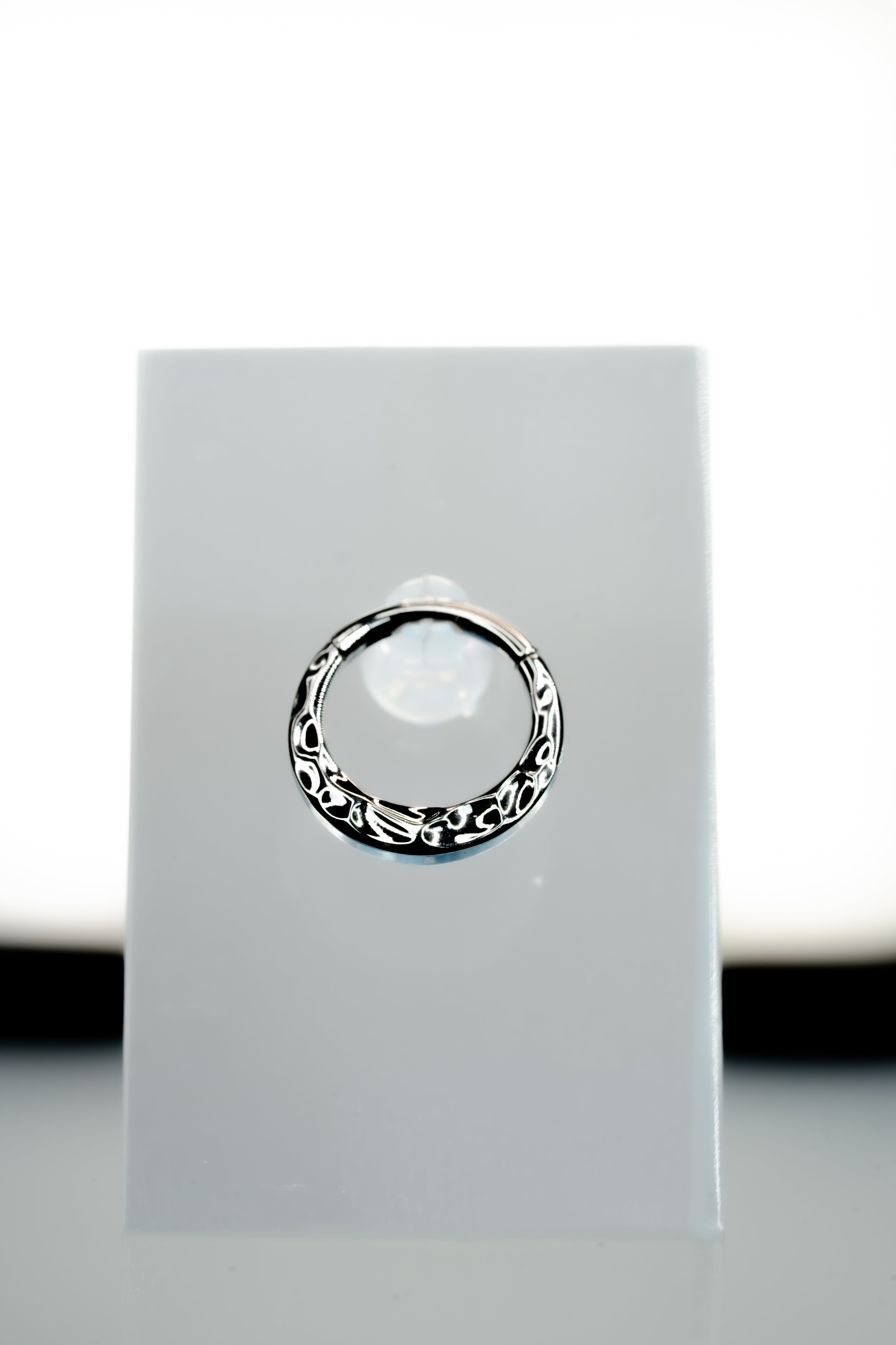 Argola esculpida - Titânio