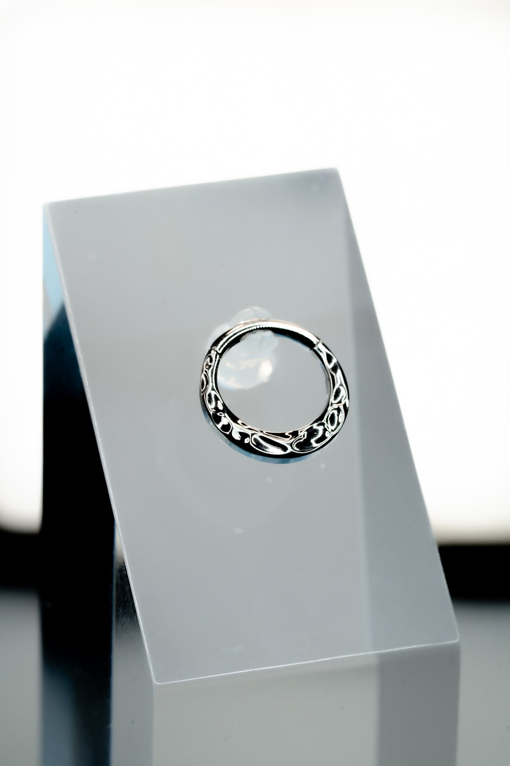 Argola esculpida - Titânio