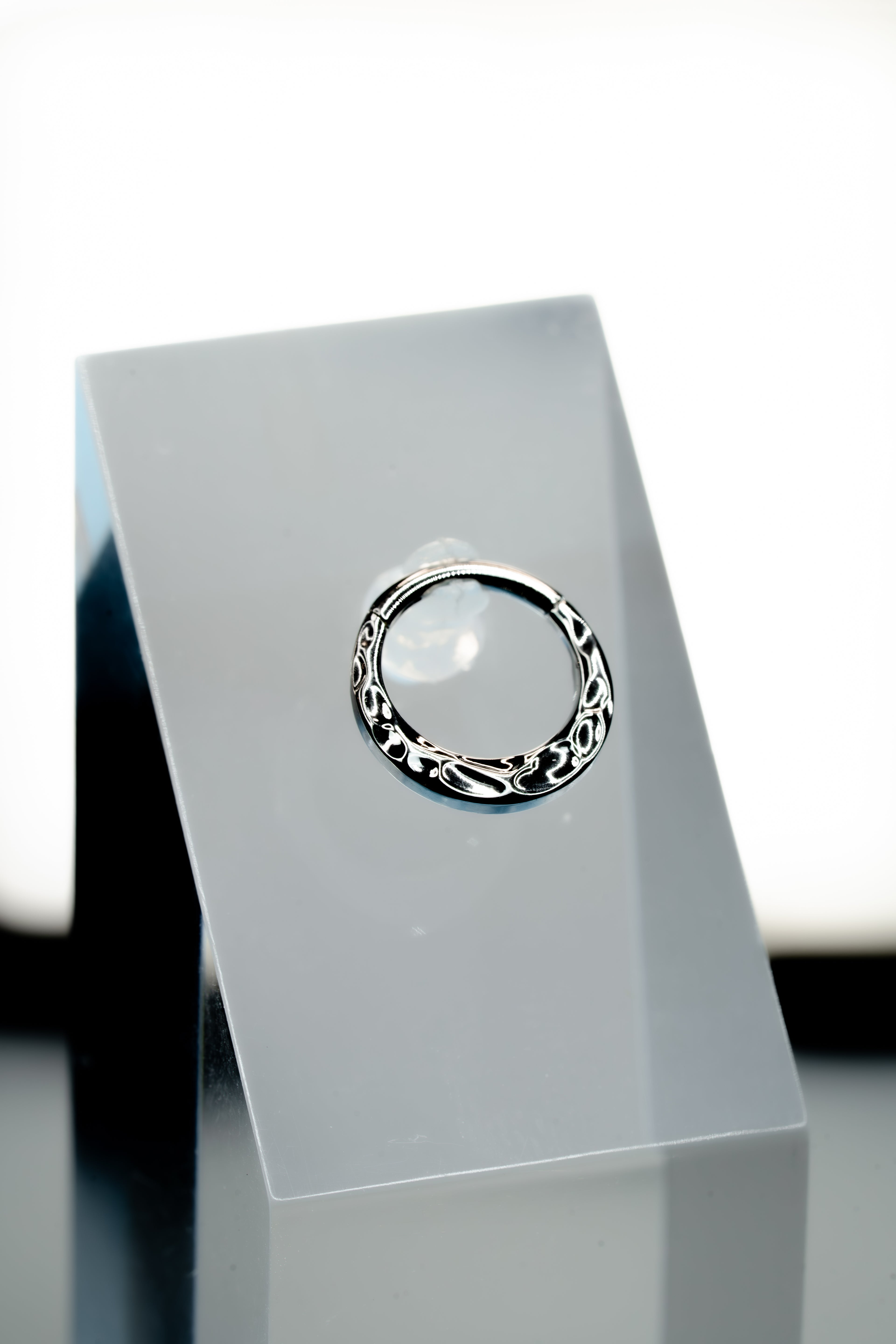 Argola esculpida - Titânio